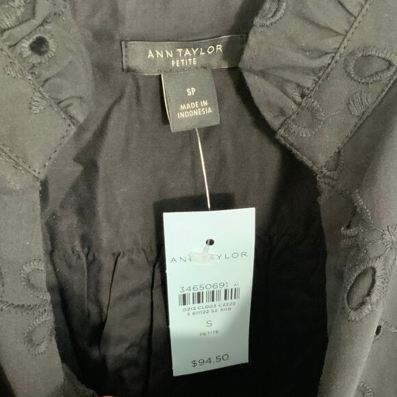 ANN TAYLOR Petite Eyelet Ruffle Button Top In Black NWT size SP - Picture 3 of 7